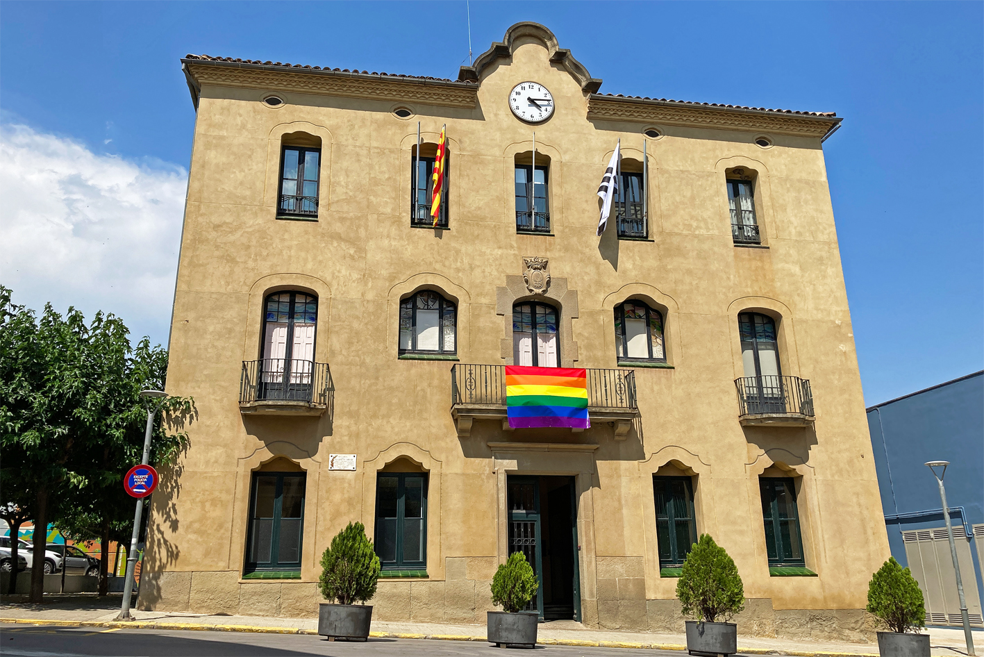 L'Ajuntament de Súria celebra el Dia Internacional de l'Orgull LGTBIQ+ amb la bandera de l'arc de Sant Martí i un taller al Casal de Joves