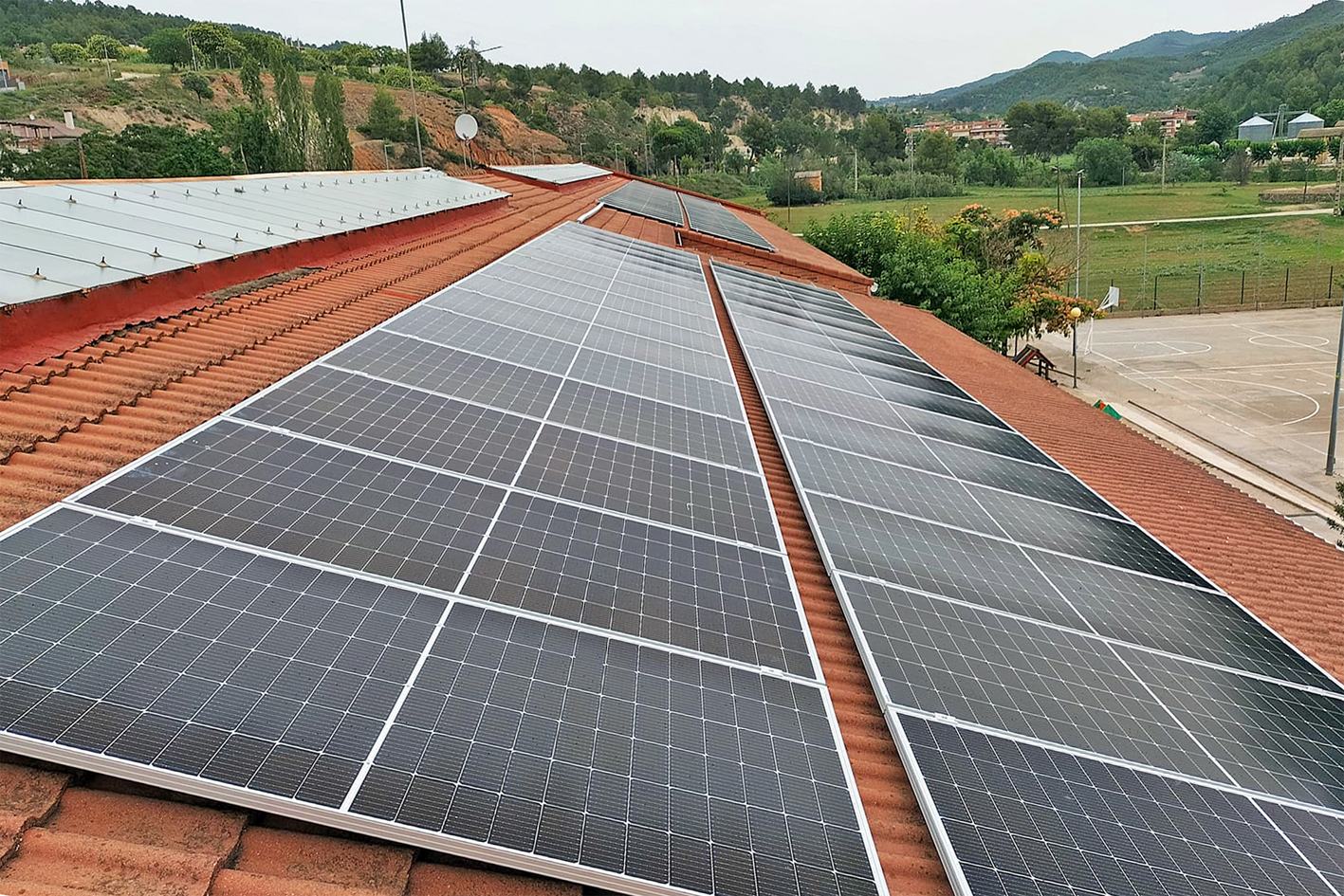 Els nous camps solars del Pavelló i l'Escola Francesc Macià eviten l'emissió de 40,96 tones anuals de CO2