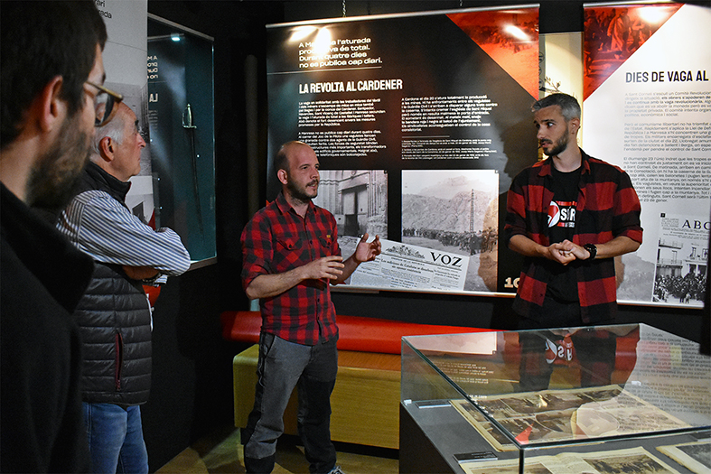 Els comissaris de l'exposició '1932: Tres dies de revolta a Berga', Jordi Algué i Marc Rubí, durant la visita guiada al Museu Comarcal de Berga.