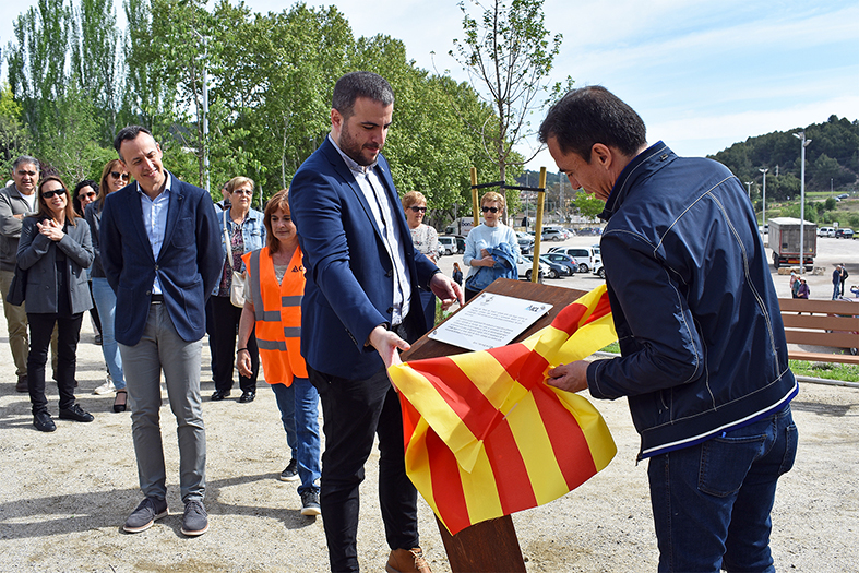 L'alcalde Albert Coberó i el conseller delegat d'ICL Iberia, Patricio Chacana, descobreixen la placa commemorativa de la inauguració de les obres d'urbanització del Rieral del Tordell.