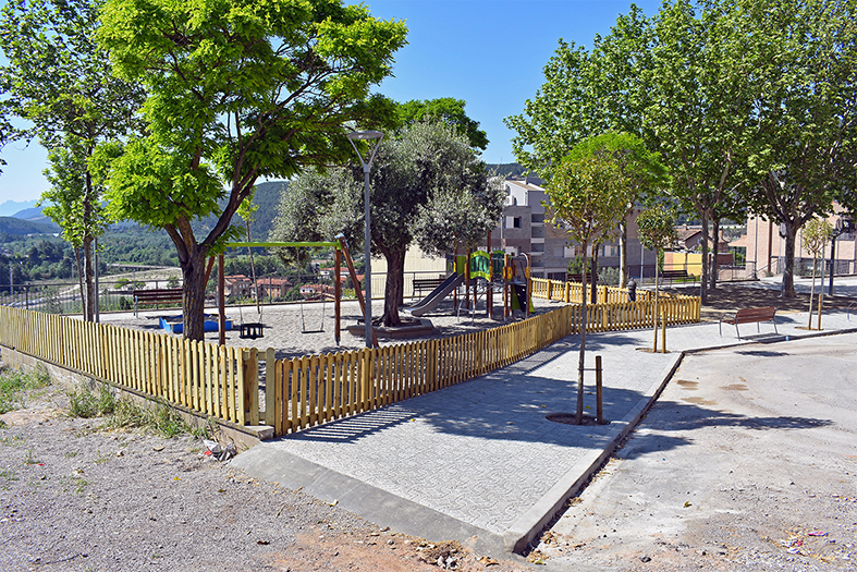 Parc infantil i entorn del carrer de les Flors, al barri de Santa Maria, després de les obres de millora i renovació.