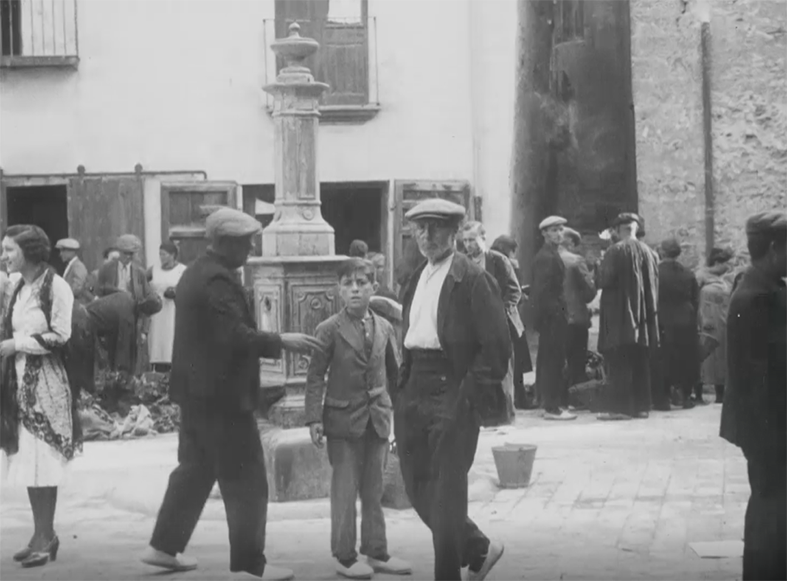 Imatge de la plaça Major del Poble Vell en dia de mercat, procedent de la filmació original de 1932, restaurada i digitalitzada.