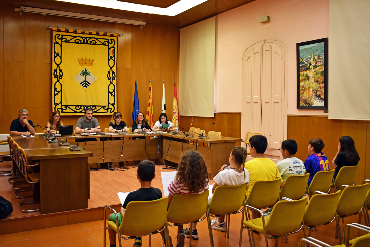 Imatge de la reunió del Consell Municipal dels Infants amb l'alcalde Albert Coberó i altres membres de l'equip de govern municipal, al saló de sessions de la Casa de la Vila.