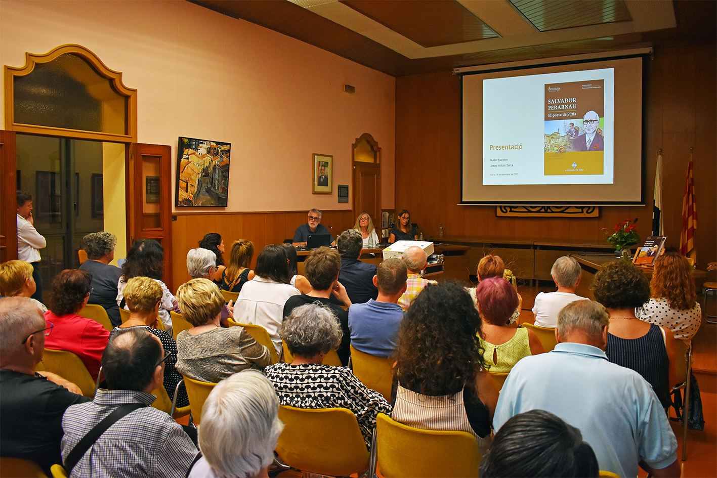 La presentació del dossier didàctic i l'audiovisual històric sobre Salvador Perarnau omple el saló de sessions de la Casa de la Vila 