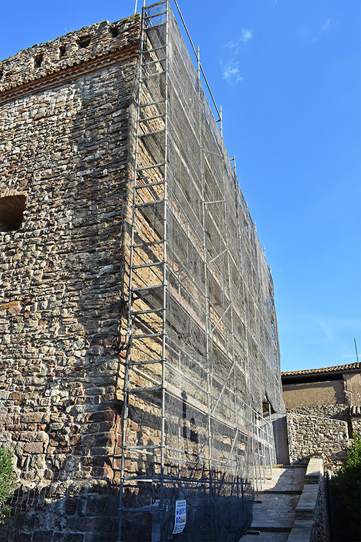 Bastides de les obres en una de les façanes del Castell del Poble Vell.