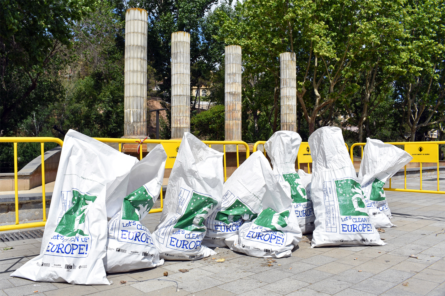 Sacs amb residus recollits per l'alumnat de les Escoles Verdes de Súria durant la jornada de neteja de l'entorn, dins de la Setmana Europea de la Prevenció de Residus-European Clean Up Day.