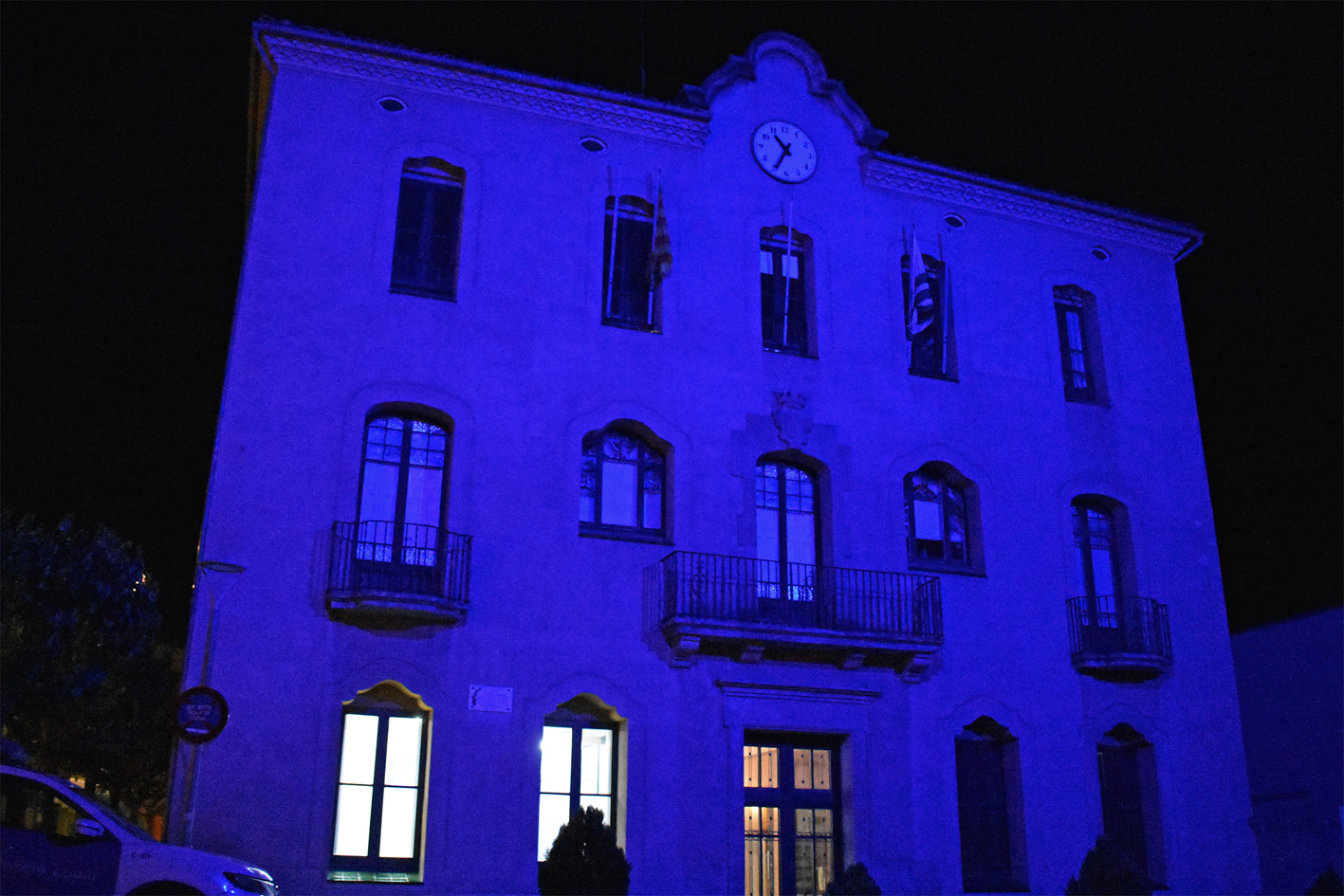 La façana de la Casa de la Vila, il·luminada amb el color simbòlic del Dia Mundial de la Fibromiàlgia i les Síndromes de Sensibilització Central.