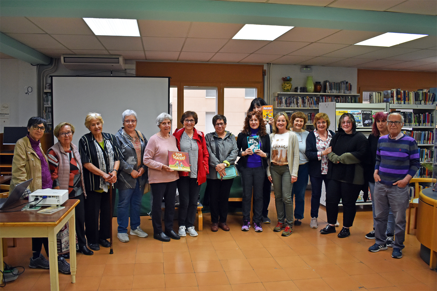 Foto de grup de l'actriu i escriptora Àngels Bassas amb les persones assistents a la tertúlia celebrada a la Biblioteca Pública, dins del programa Súria Municipi Lector.