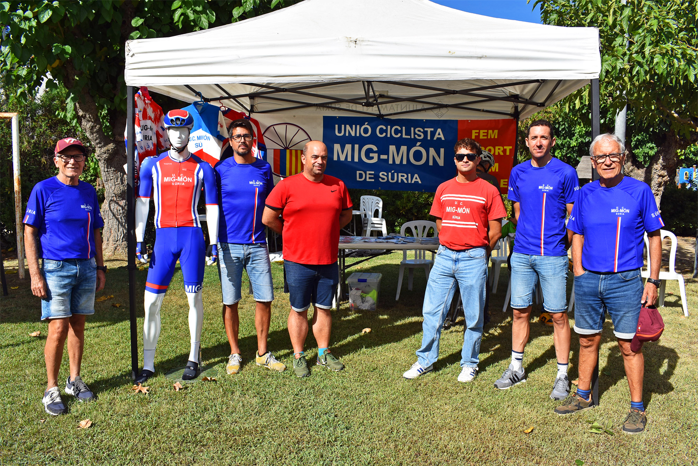 Membres de la UniÃ³ Ciclista Mig-MÃ³n, a lâ€™espai de carpes promocionals de La Vuelta 2023, al Parc Municipal Macary i Viader.