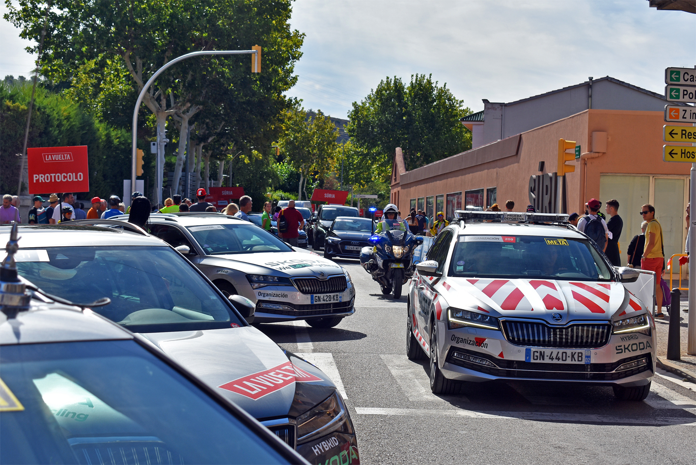 Vehicles de La Vuelta 2023, a lâ€™encreuament de la carretera de Manresa i la carretera de Balsareny.