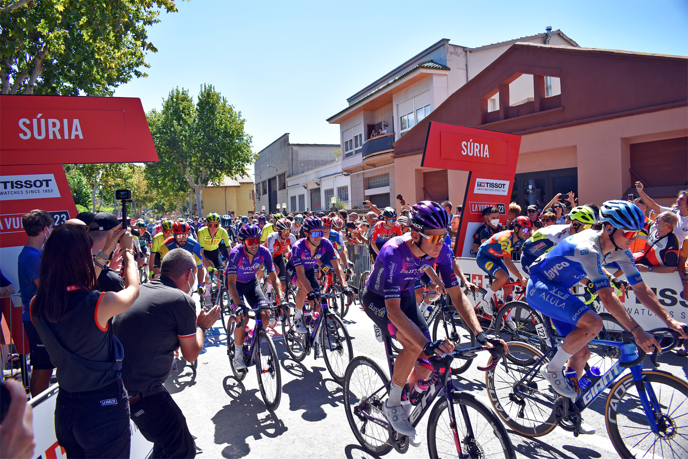 Sortida de la tercera etapa de La Vuelta 2023 entre SÃºria i Arinsal (Andorra), enmig dâ€™una gran expectaciÃ³.