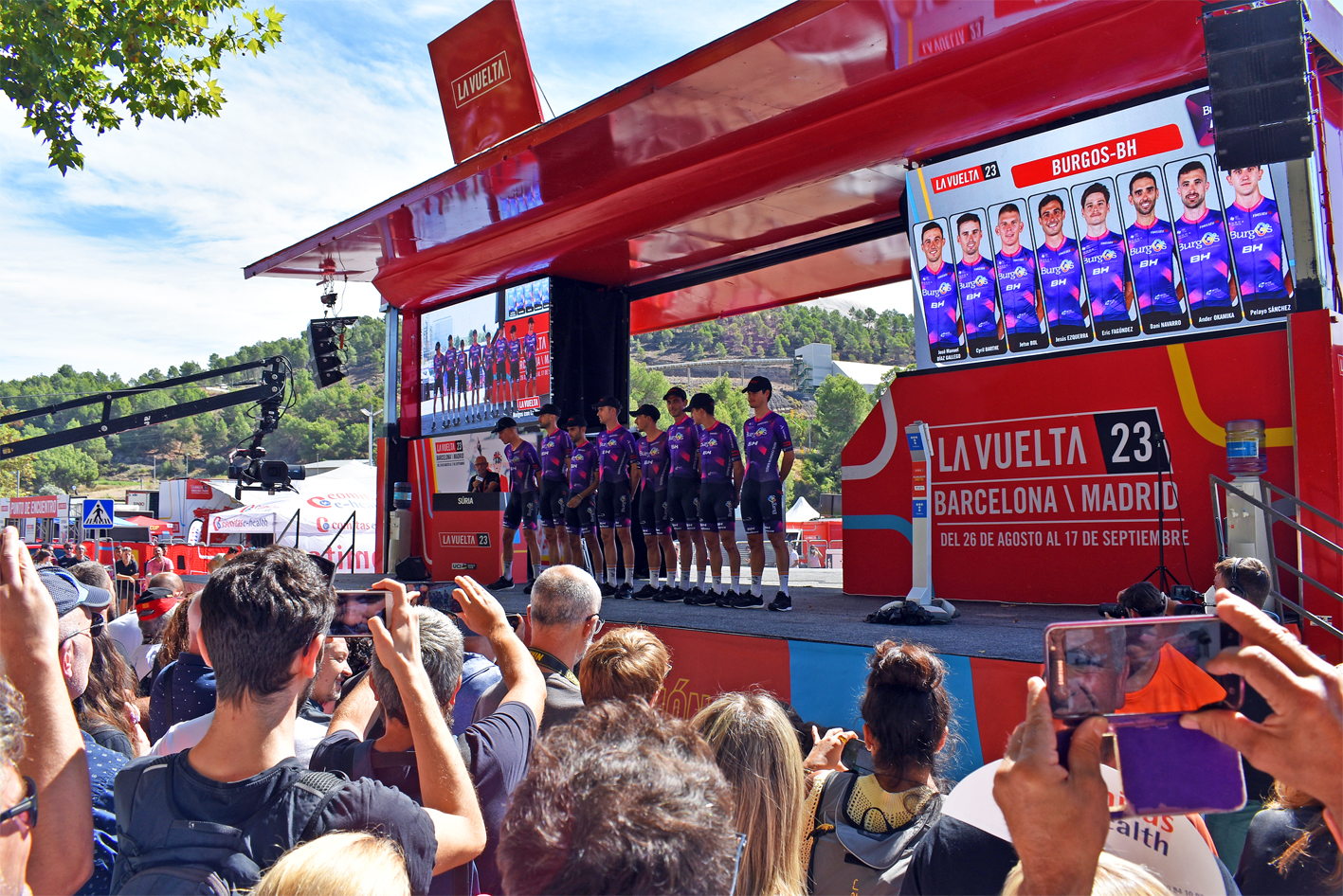 PresentaciÃ³ dâ€™equips en el punt de control de signatures dels ciclistes participants en la tercera etapa de La Vuelta 2023, al Rieral del Tordell.