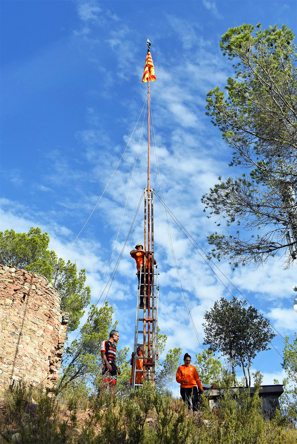 Treballs dâ€™ajustament del pal de la Senyera de la Torre, durant lâ€™acte central de la Diada a SÃºria.