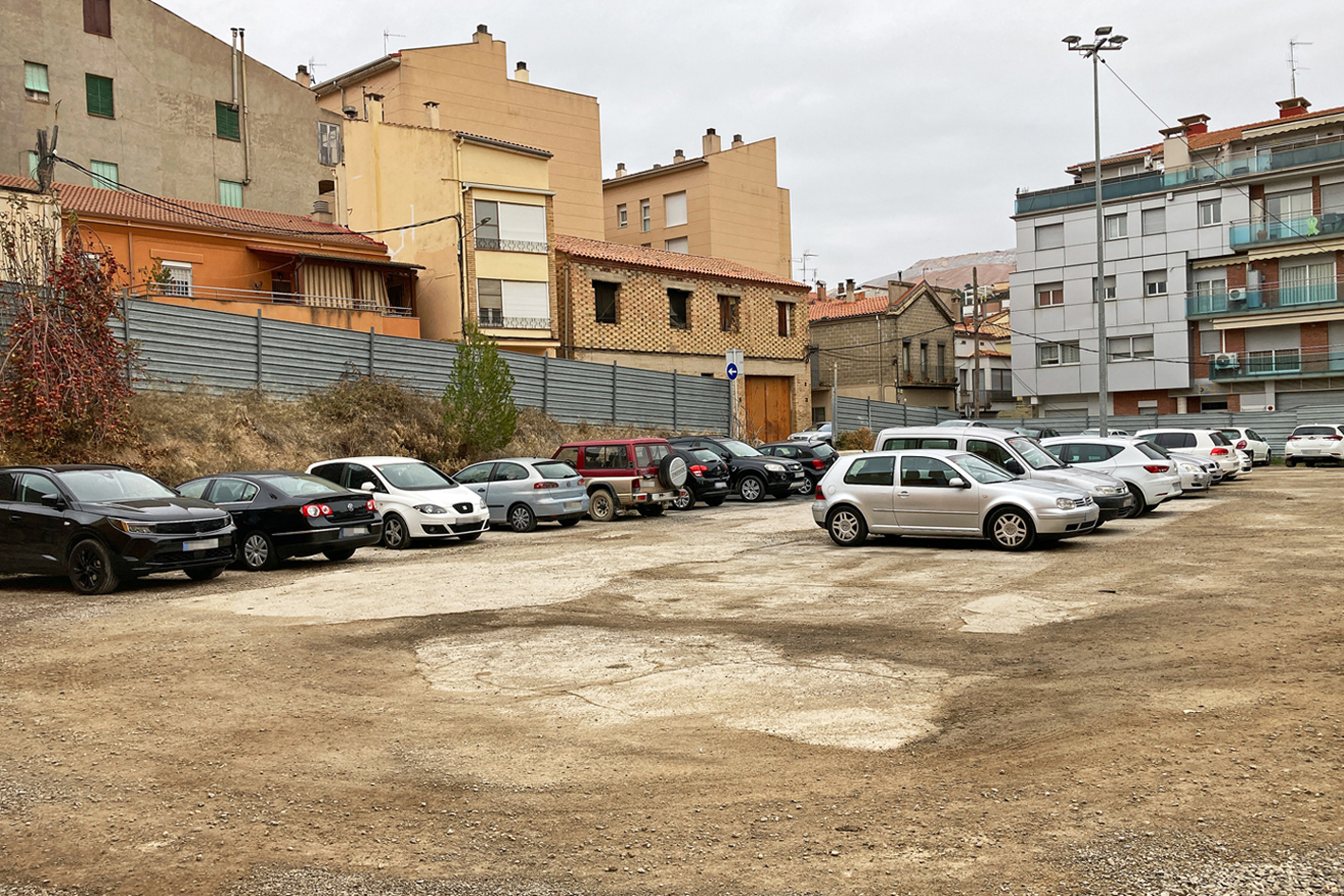 L'Ajuntament compra el solar del carrer Montserrat per garantir la continuïtat de les places de pàrquing i impulsar habitatges socials 