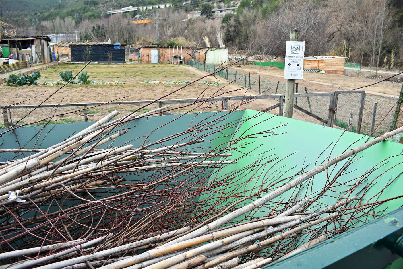 L'Ajuntament instal·la quatre contenidors a les zones d'horta per a la recollida exclusiva de restes vegetals