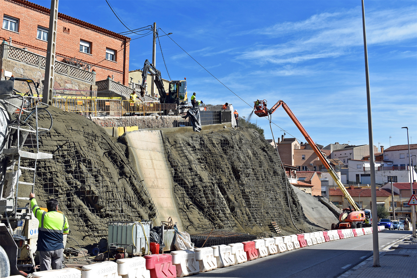Les obres del talús del carrer Pirineu obliguen a tallar un carril en un tram de la carretera de Súria a Castelladral