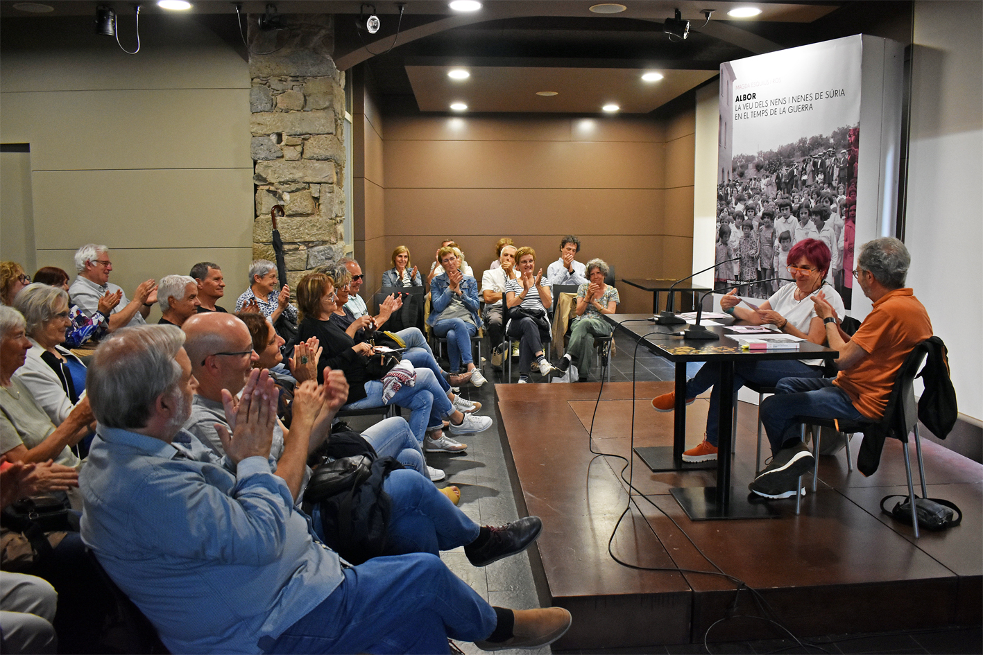 L'Espai Omnium Bages-Moianès s'omple a Manresa en la presentació del llibre sobre la revista escolar Albor 