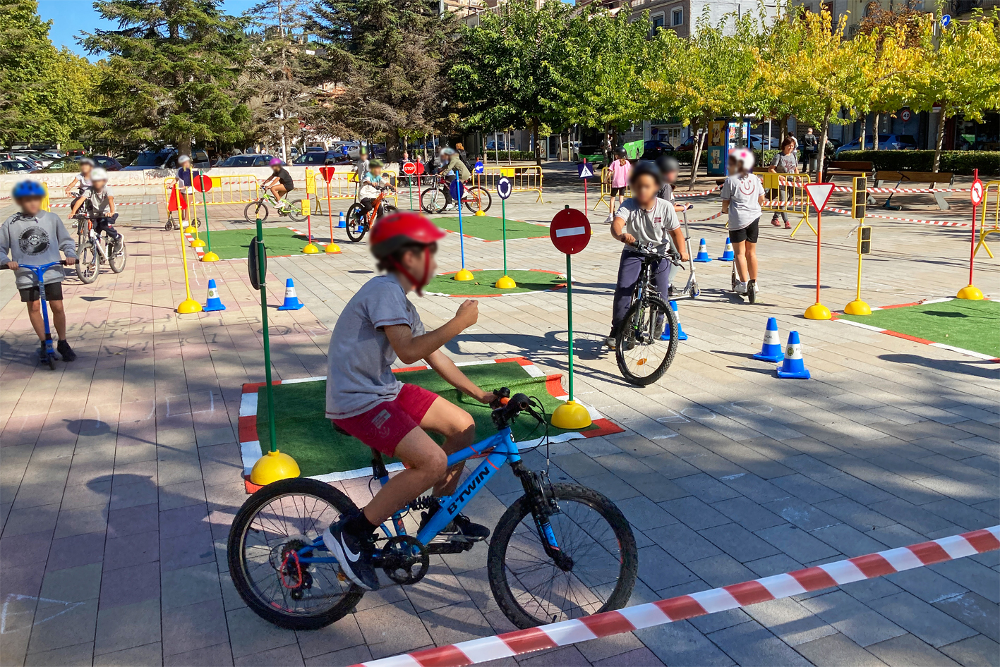 Alumnes de les escoles de Súria participen en el Parc Infantil de Trànsit a la plaça de Sant Joan