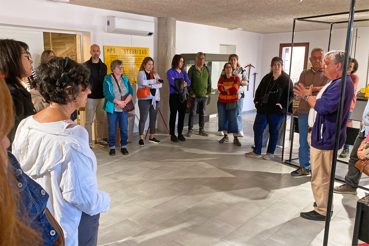 El regidor de Turisme, Albert Fàbrega, parla als representants dels Punts d'Informació Turística del Bages i del Geoparc durant la visita al centre d'interpretació del Museu de la Mineria.