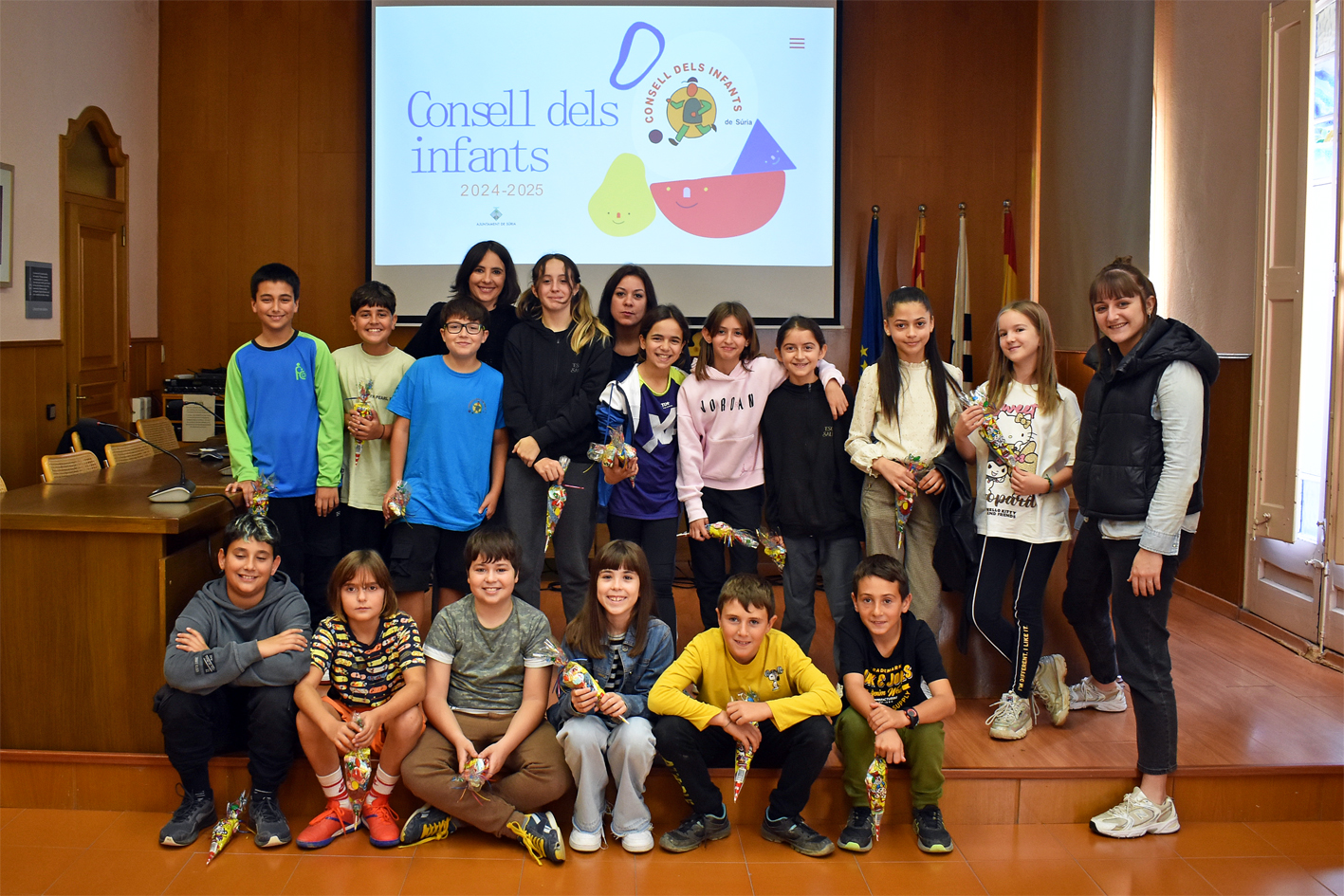 Foto de grup de membres del Consell Municipal dels Infants, amb les regidores Esther Cabezos i Montserrat Albacete, i la coordinadora del Consell.