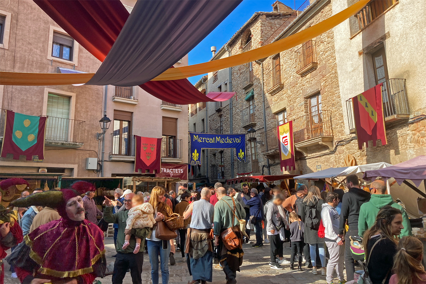 Ambient de visitants i personatges a la plaça Major del Poble Vell, durant la 21a Fira Medieval d'Oficis de Súria.