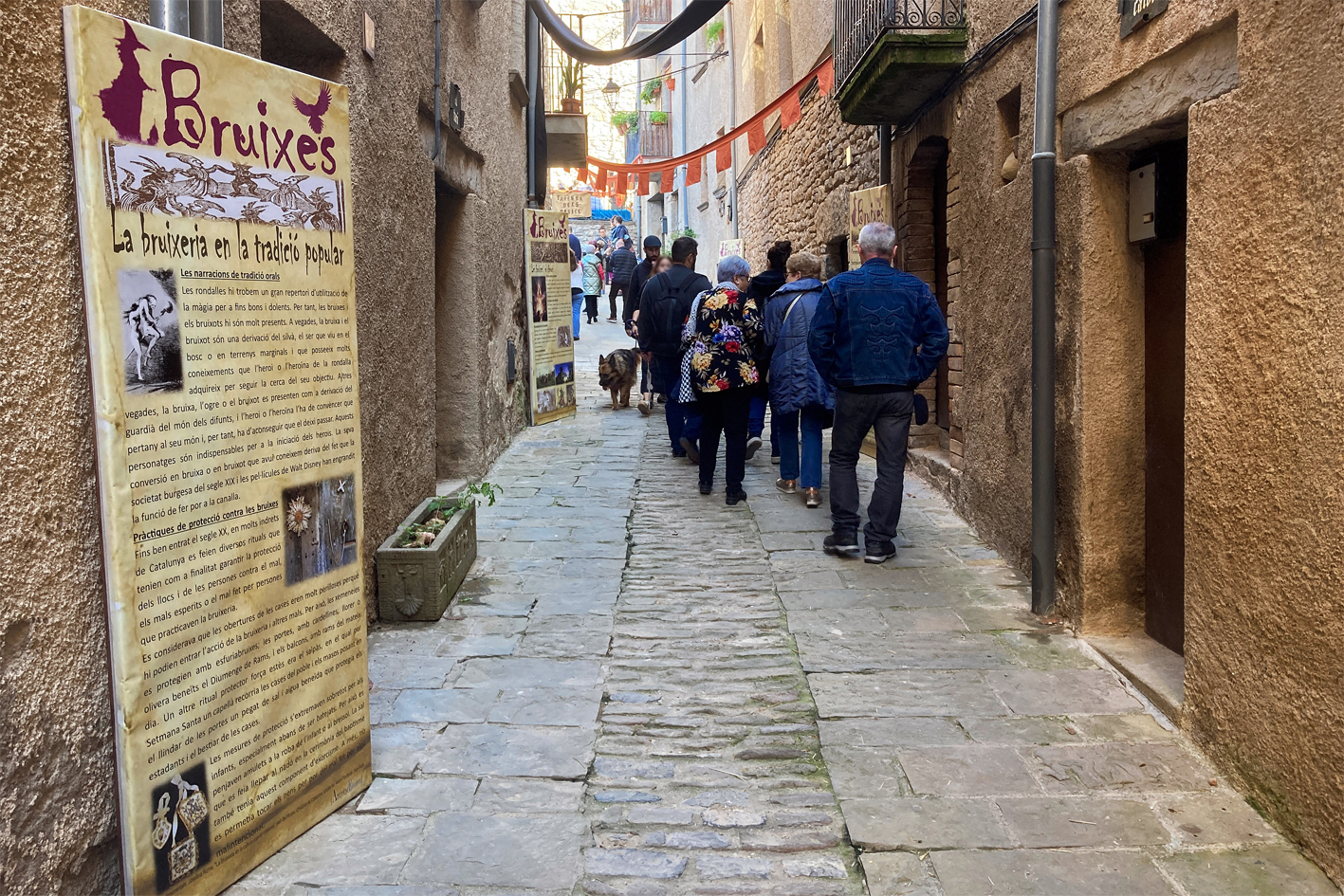 Exposició sobre les bruixes al carrer Major del Poble Vell, dins de la 21a Fira Medieval d'Oficis de Súria.