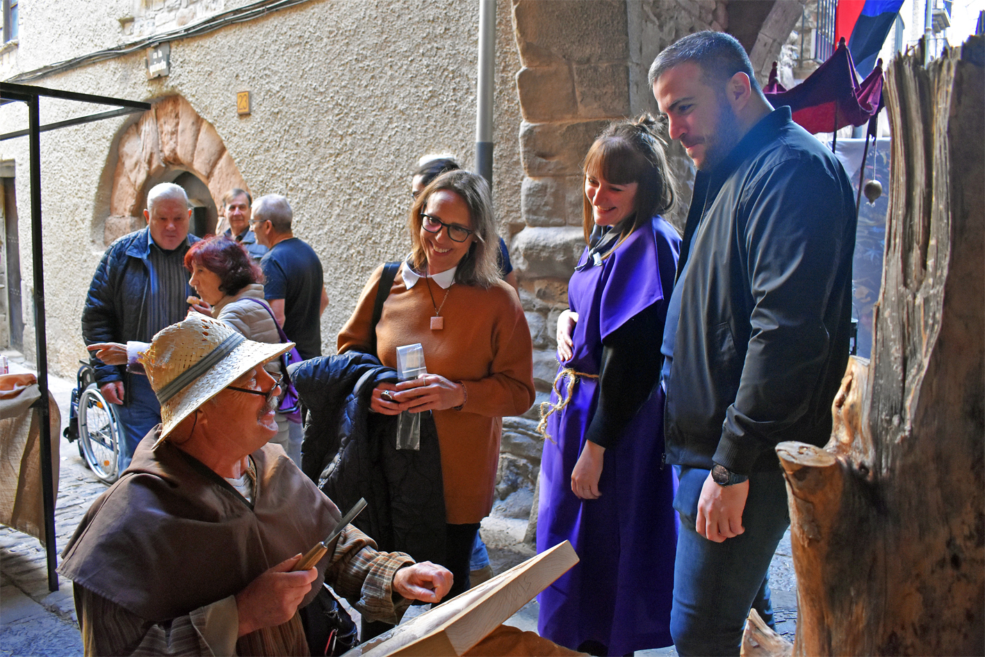 L'alcalde Albert Coberó i altres membres de l'equip de govern municipal escolten un artesà de la 21a Fira Medieval d'Oficis de Súria, al carrer Sant Climent.