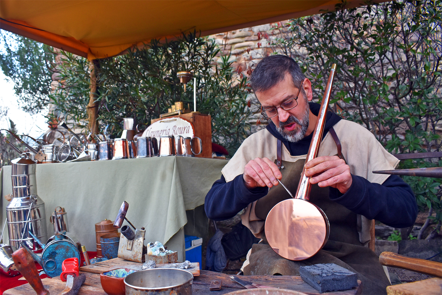 Artesà de la 21a Fira Medieval d'Oficis de Súria, a l'Era del Castell.
