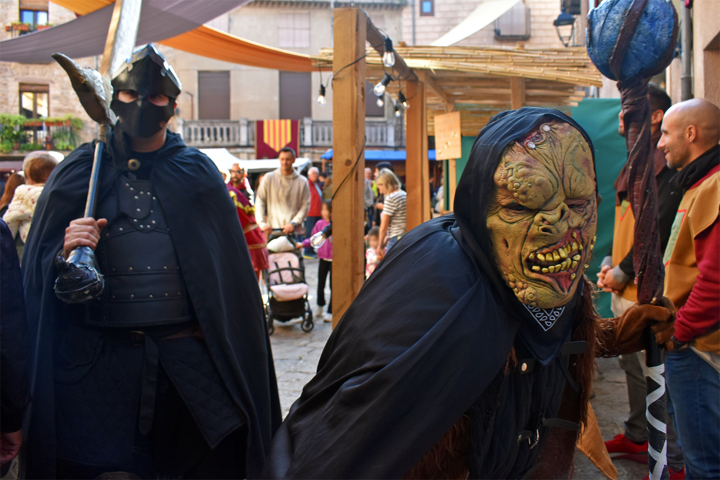 Personatges de la 21a Fira Medieval d'Oficis de Súria, a la plaça Major del Poble Vell.