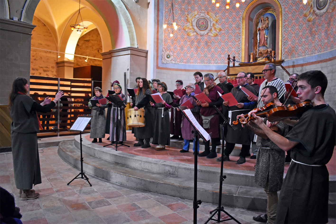 Concert de la Societat Coral La Llanterna a l'Església del Roser, dins de la 21a Fira Medieval d'Oficis de Súria.
