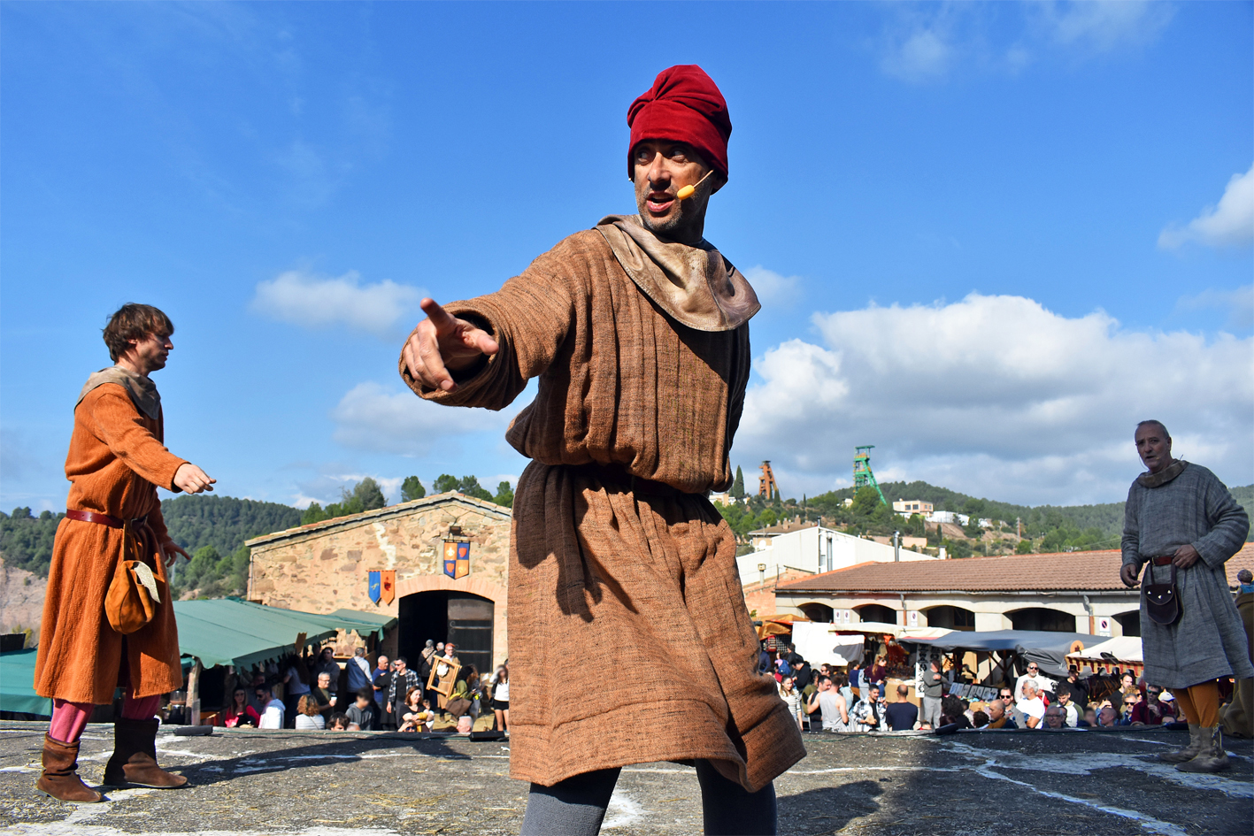 Personatges de l'espectacle teatral 'Salats!' a l'espai escènic de l'Era del Castell, dins de la 21a Fira Medieval d'Oficis de Súria.