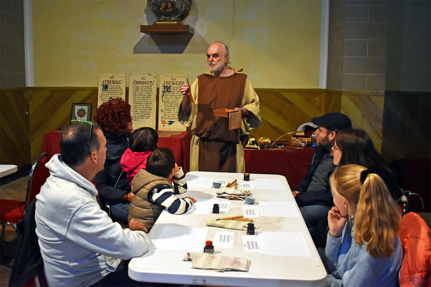 Taller d'escriptura medieval a l'Església del Roser, dins de la 21a Fira Medieval d'Oficis de Súria.