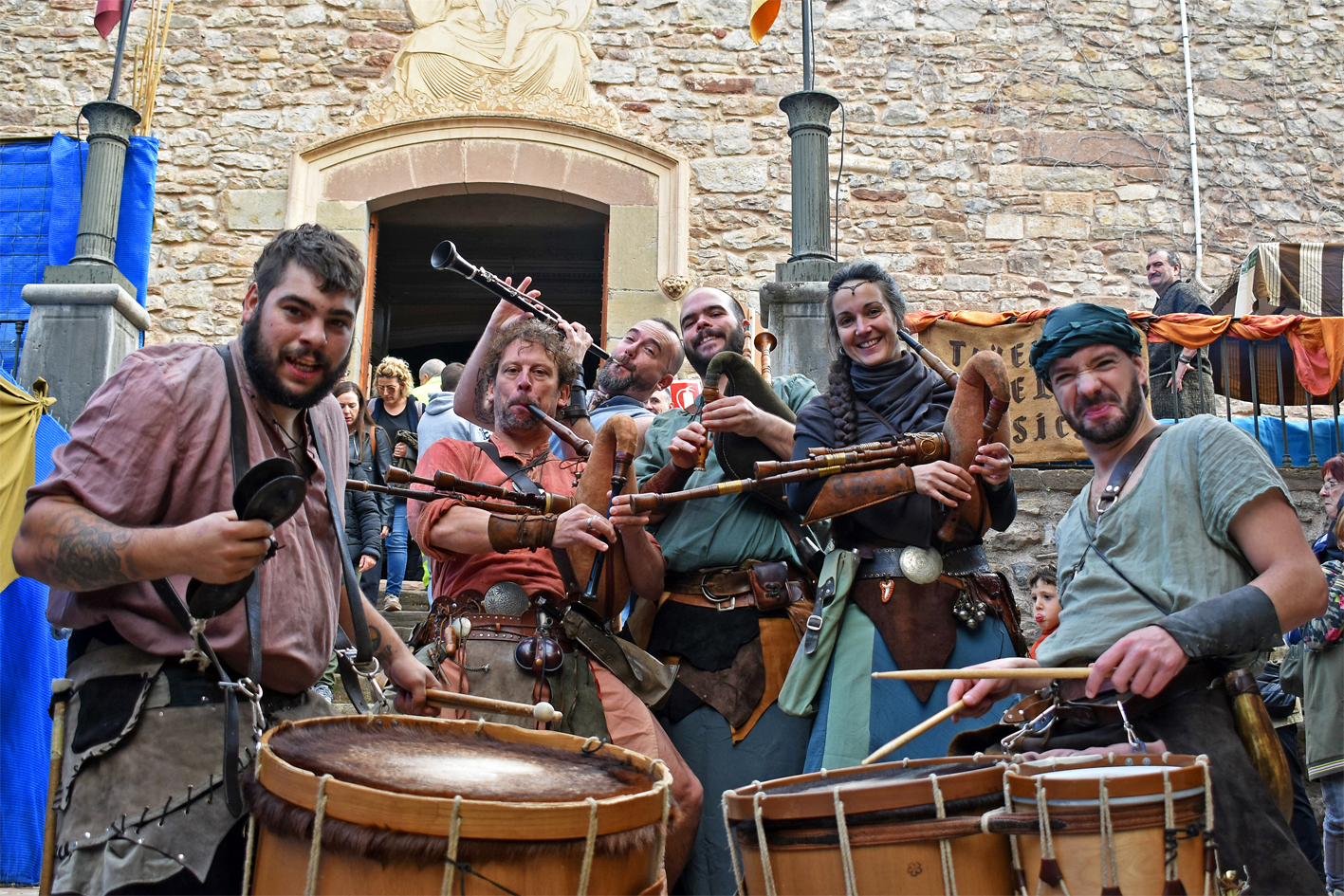 Cercavila dels Berros de la Cort pel carrer Major del Poble Vell, dins de la 21a Fira Medieval d'Oficis de Súria.