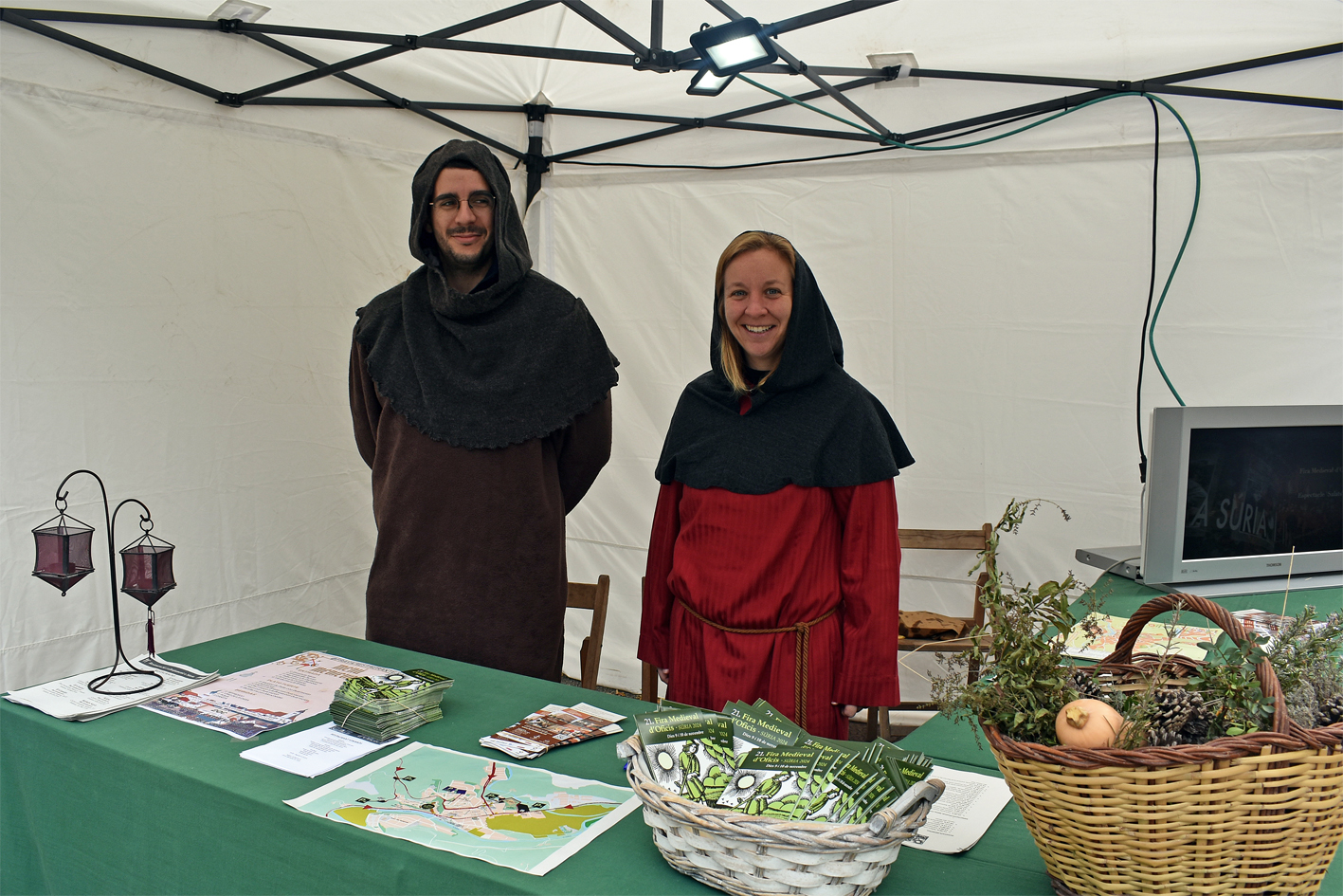 Punt d'informació de la 21a Fira Medieval d'Oficis, a la plaça Clavé.