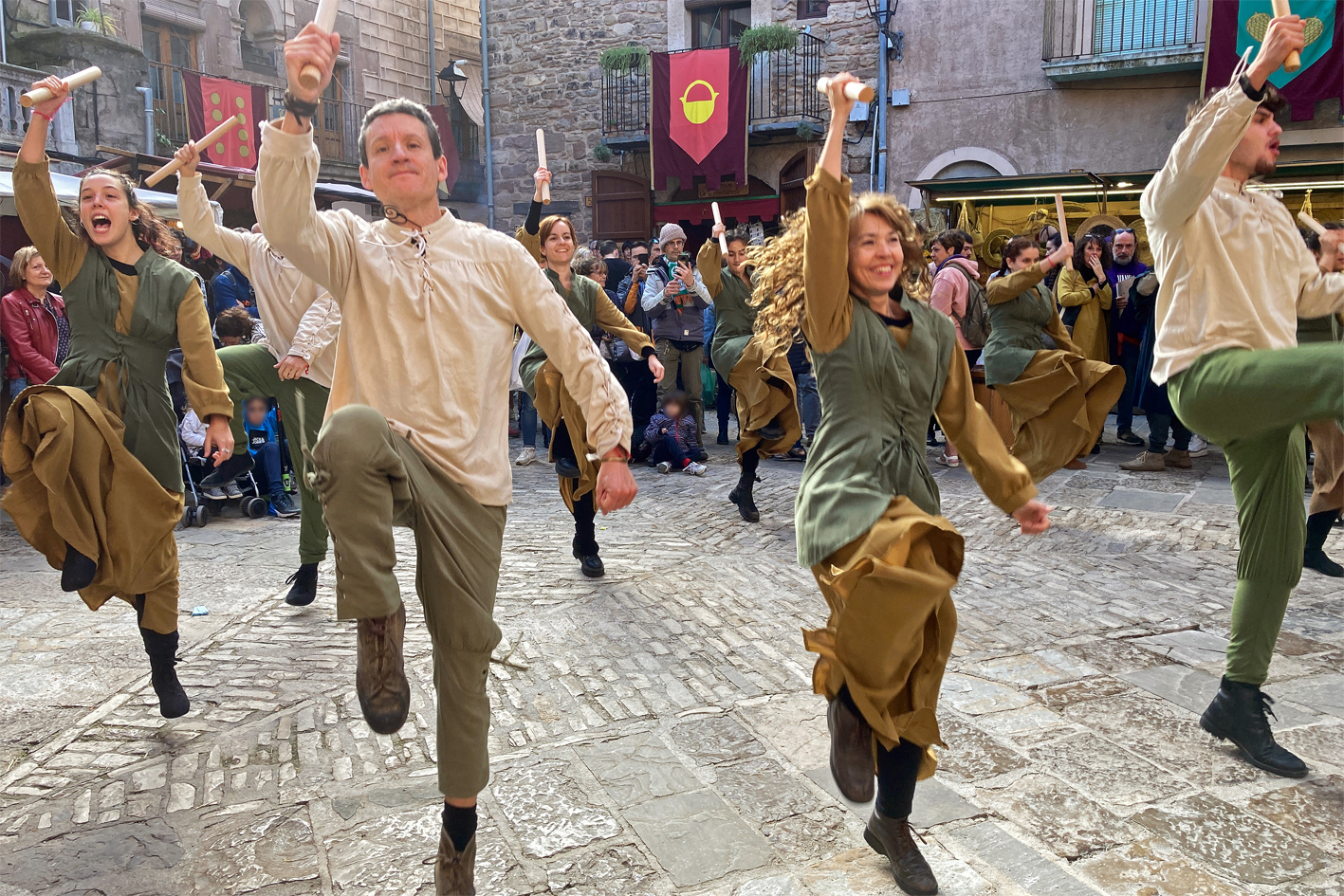 Actuació de Jueus de l'Aixada a la plaça Major del Poble Vell, dins de la 21a Fira Medieval d'Oficis de Súria.