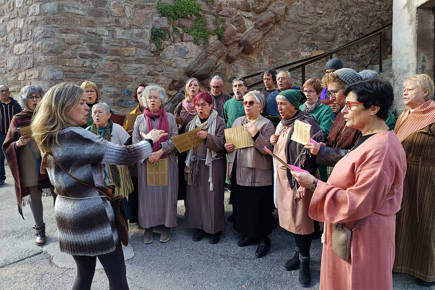 Actuació de la Coral Sòrissons de l'Escola Municipal de Música al carrer Campanar, dins de la 21a Fira Medieval d'Oficis de Súria.