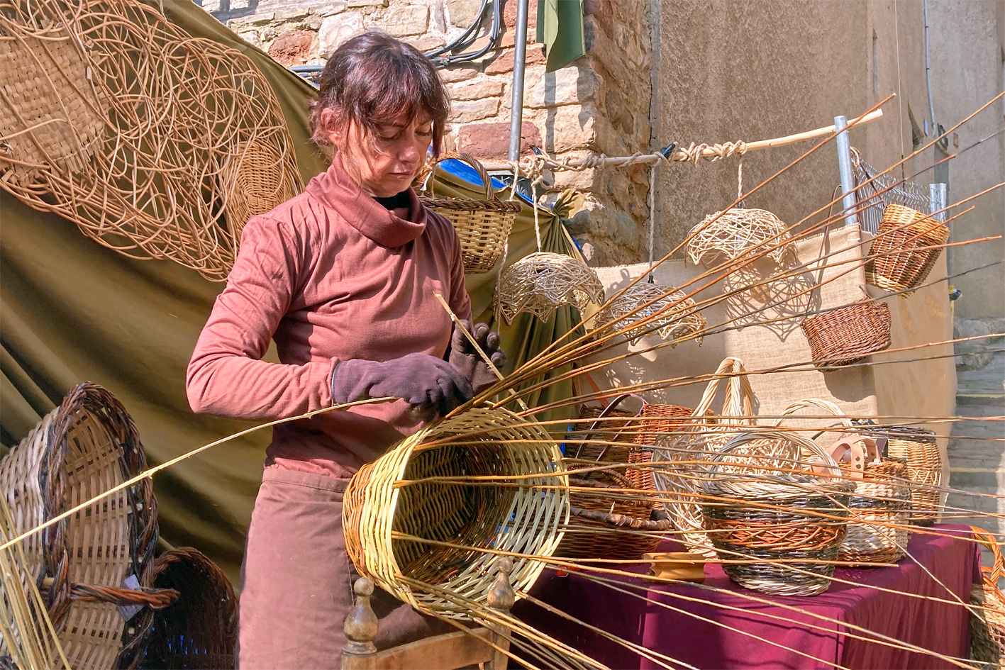 Artesana a l'entorn de l'Església del Roser, dins de la 21a Fira Medieval d'Oficis de Súria.