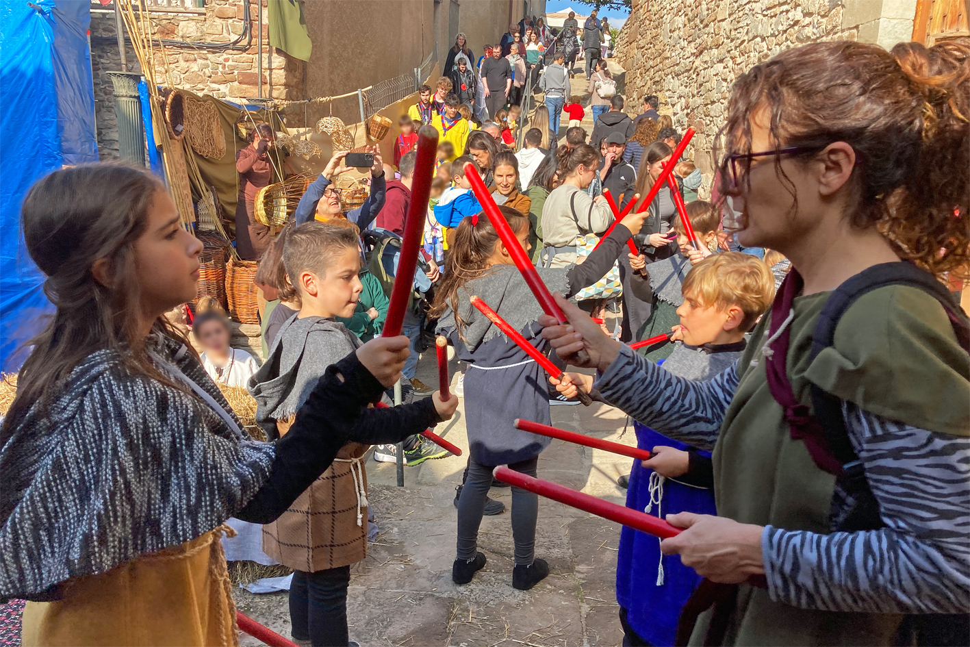 Ball de Bastons a l'entorn de l'Església del Roser, dins de la 21a Fira Medieval d'Oficis de Súria.
