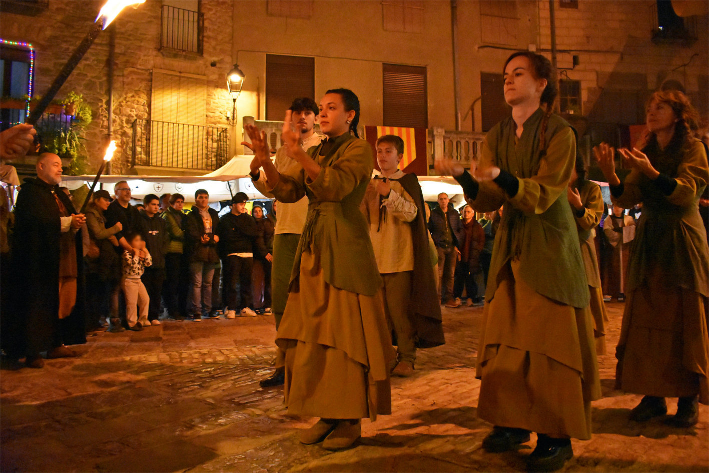 Acte de cloenda de la 21a Fira Medieval d'Oficis de Súria a la plaça Major del Poble Vell, amb Berros de la Cort i Jueus de l'Aixada.