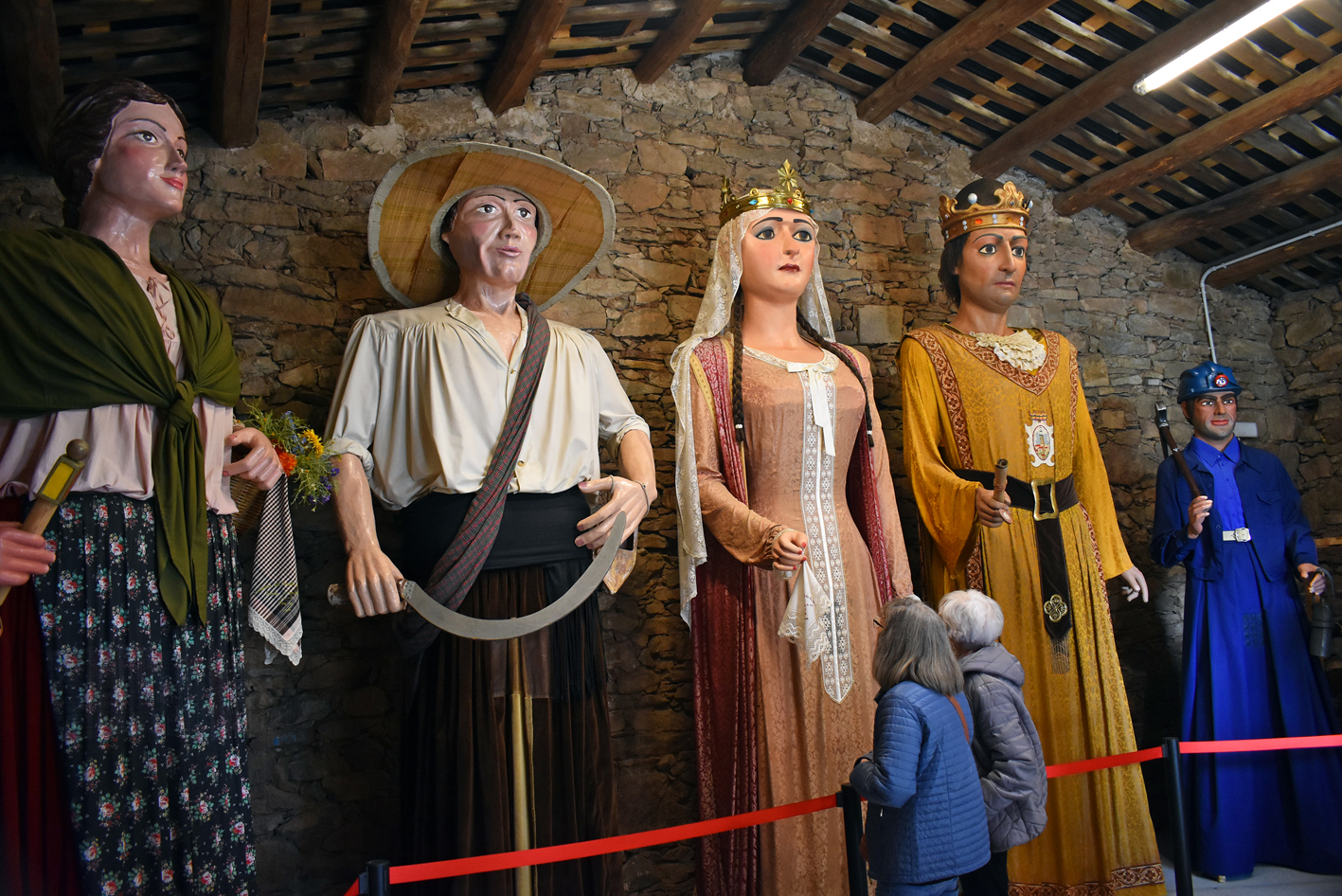 Gegants i gegantes de la vila a l'antiga ferreria de l'Era del Castell, dins de la 21a Fira Medieval d'Oficis de Súria.
