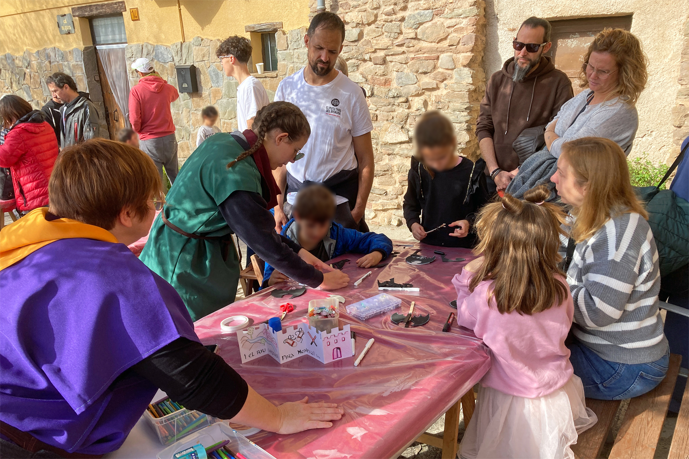 Tallers infantils al carrer de la Mura, dins de la 21a Fira Medieval d'Oficis de Súria.