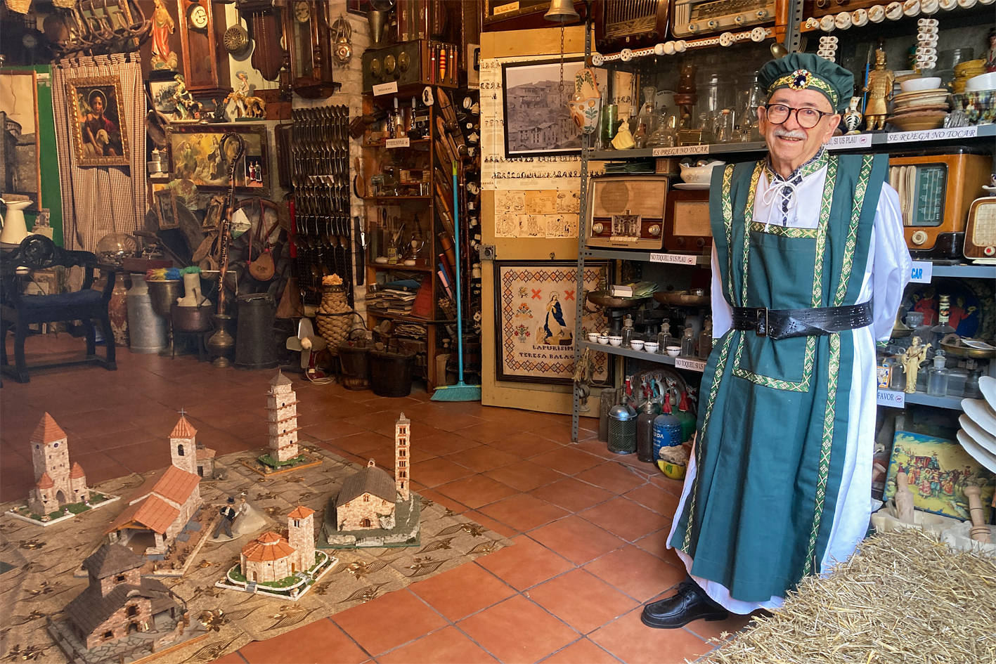 Antiquari del carrer Sant Cristòfol, dins de la 21a Fira Medieval d'Oficis de Súria.
