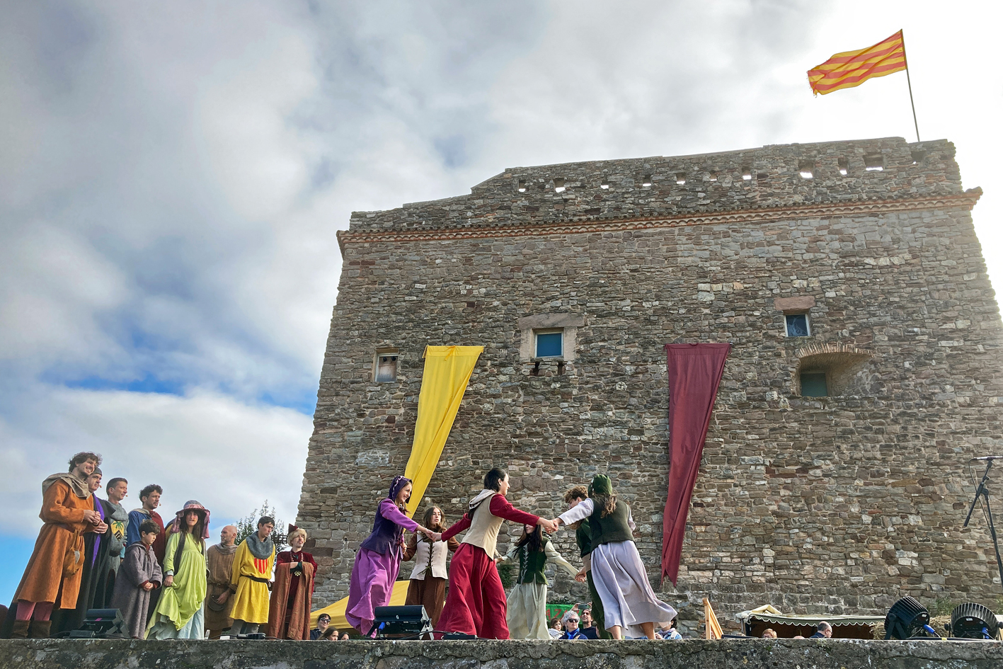 Dansa final de l'espectacle teatral 'Salats!' a l'espai escènic de l'Era del Castell, dins de la 21a Fira Medieval d'Oficis de Súria.