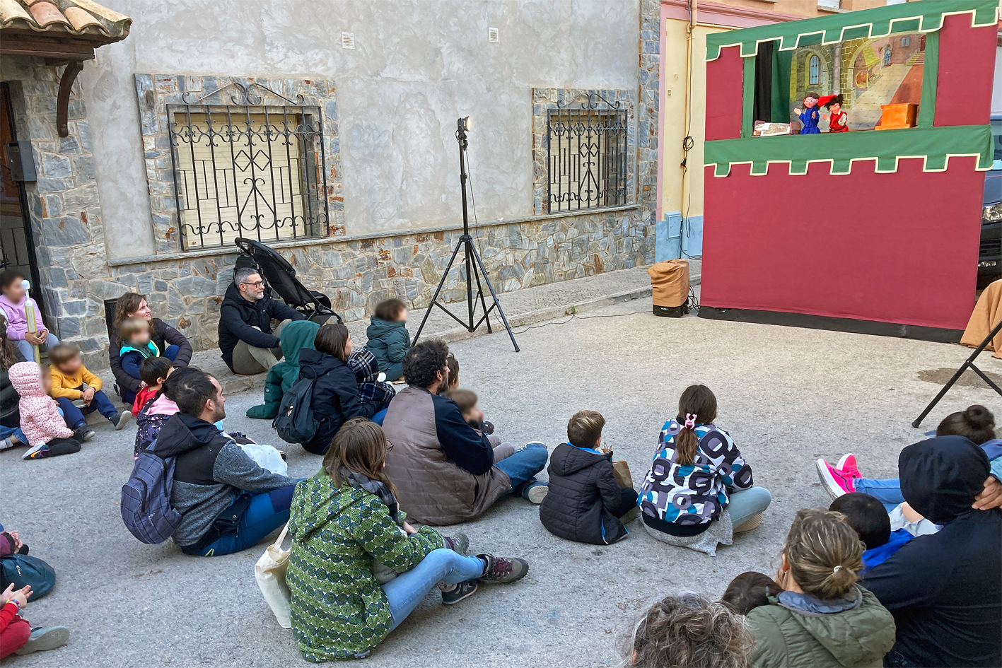 Teatre de titelles al carrer del Roser, dins de la 21a Fira Medieval d'Oficis de Súria.