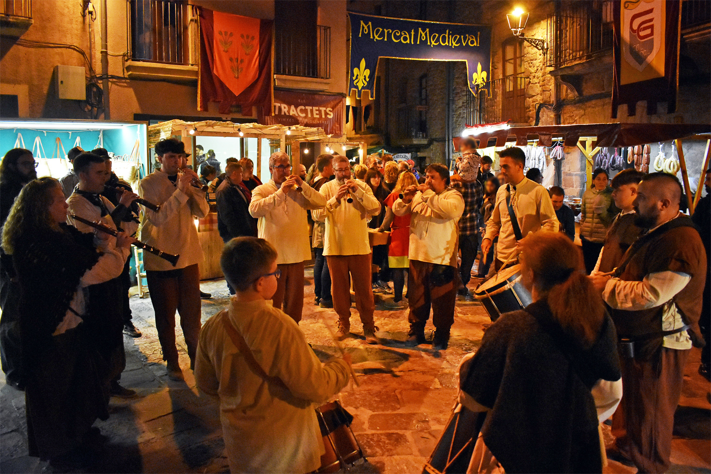 Actuació dels grallers a la plaça Major del Poble Vell, dins de la 21a Fira Medieval d'Oficis de Súria.
