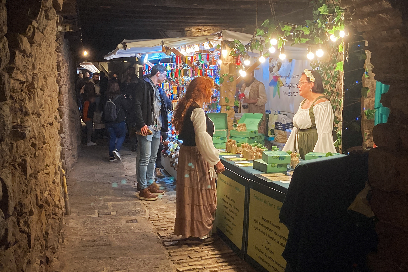 Firaires al carrer de la Mura, dins de la 21a Fira Medieval d'Oficis de Súria.