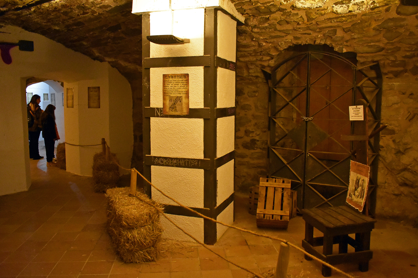 Exposició d'aparells de tortura al túnel de la Bateria, dins de la 21a Fira Medieval d'Oficis de Súria.