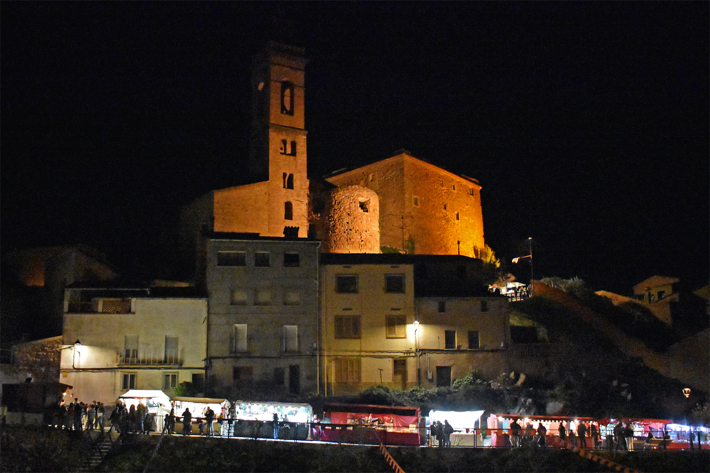 Vista nocturna de l'Església del Roser, el Castell i el carrer Campanar durant la 21a Fira Medieval d'Oficis de Súria.