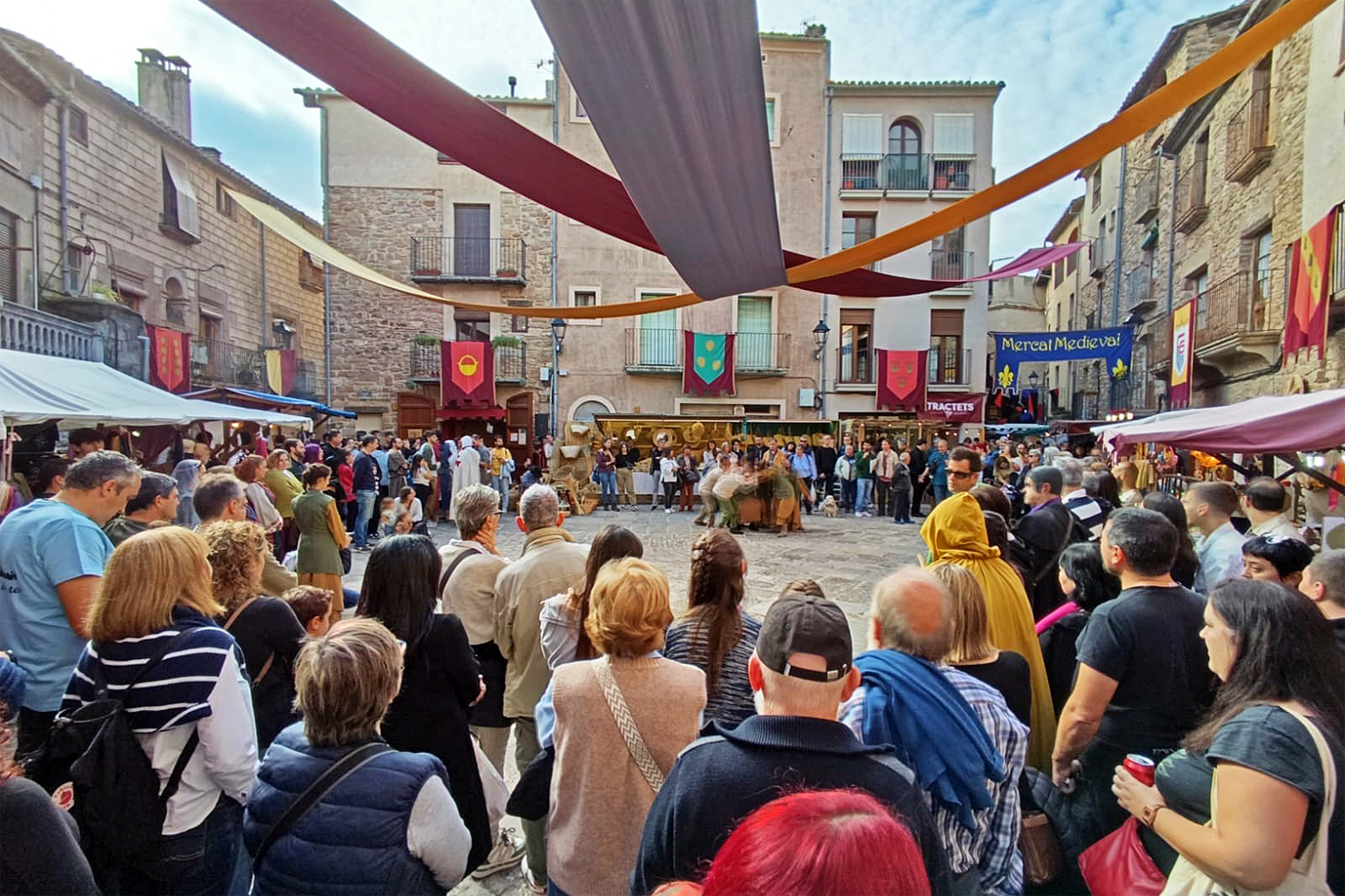 Ambient a la plaça Major del Poble Vell durant una actuació de la 21a Fira Medieval d'Oficis de Súria.