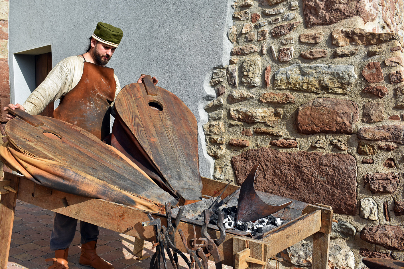 Artesà de la 21a Fira Medieval d'Oficis de Súria, al carrer Sant Cristòfol.